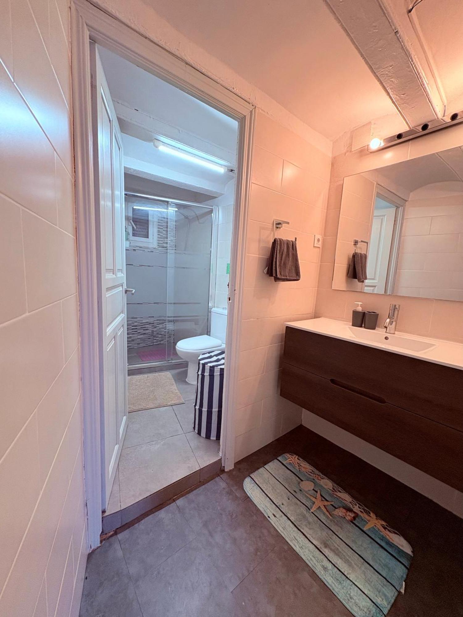 Stunning Flat For 6 People 3 Blocks From The Beach Plus Welcome Breakfast Барселона Экстерьер фото
